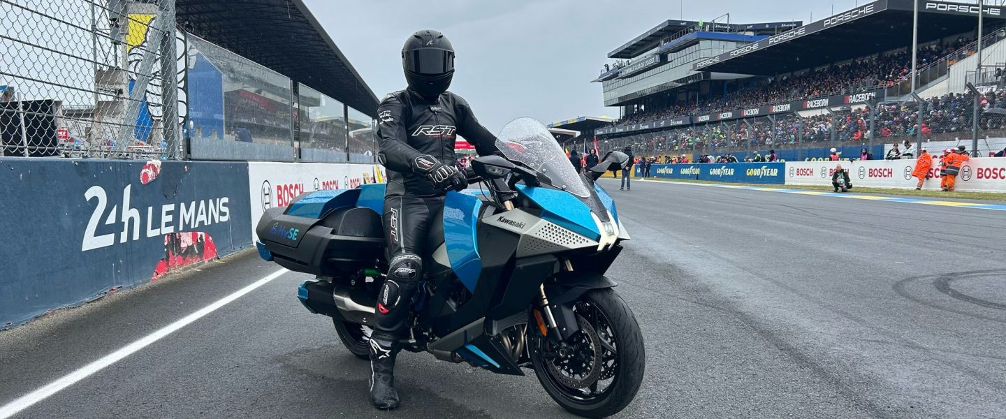 Le Mans demonstration of Kawasaki HySE hydrogen motorcycle